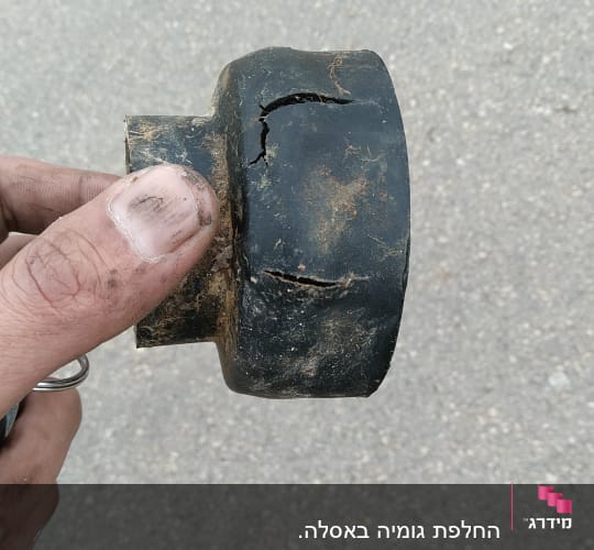 חלק צנרת שבור מוחזק ביד מלוכלכת